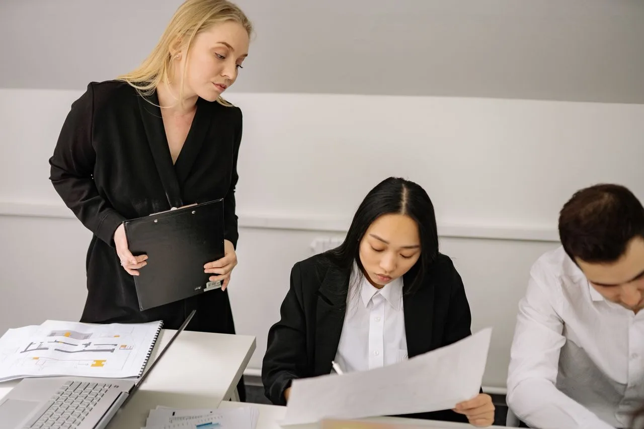 recruiter sedang menyeleksi CV